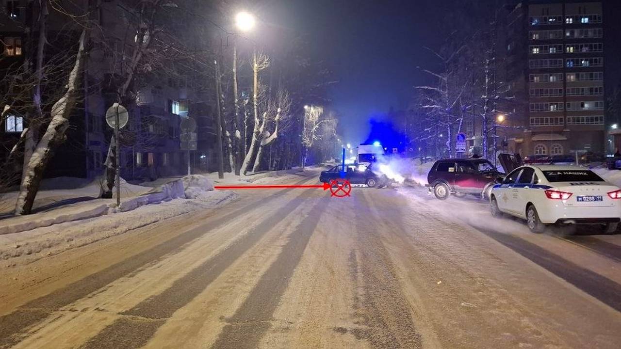 Главная картинка новости: В Сыктывкаре два водителя не уступили дорогу, что привело к ДТП с травмами