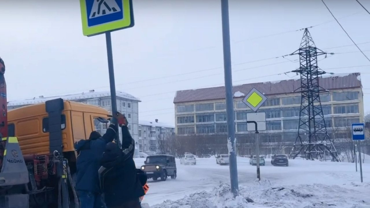 Главная картинка новости: В Заполярье Коми оборудовали остановку, а для нее новый пешеходный переход