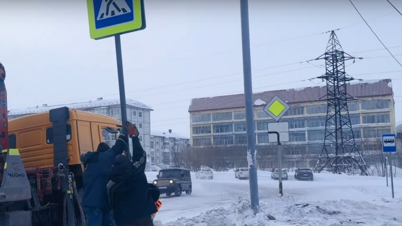Главная картинка новости: В Заполярье Коми оборудовали остановку, а для нее новый пешеходный переход