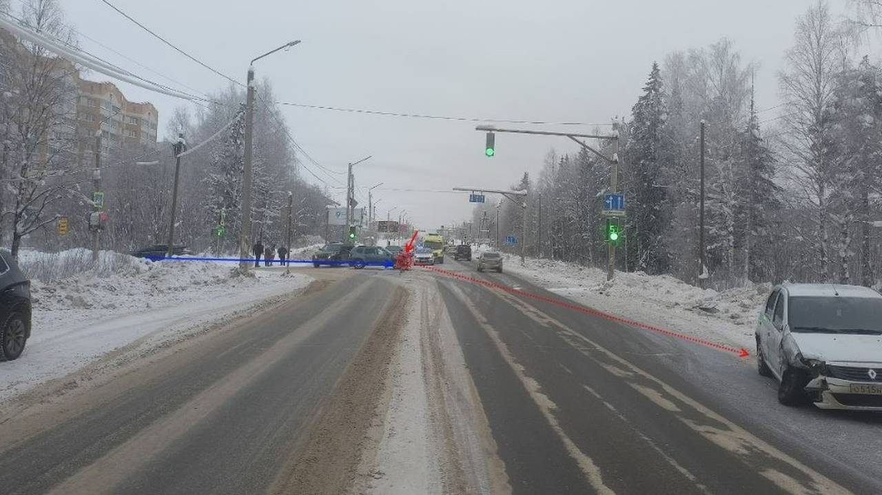 Главная картинка новости: В Сыктывкаре два Renault столкнулись на перекрестке по вине начинающего водителя