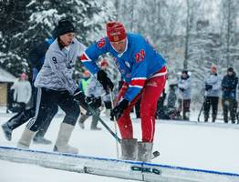 Хоккей с мячом на валенках собрал любителей спорта на Стефановской площади Сыктывкара