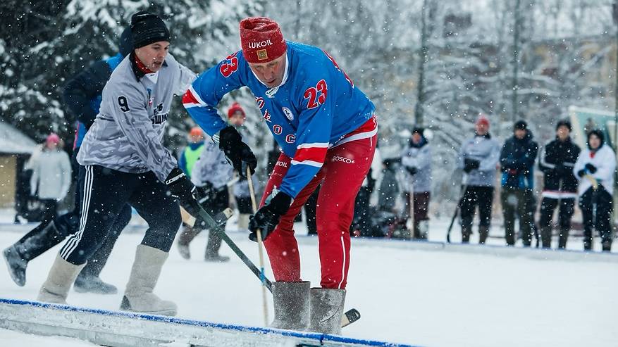 Главная картинка новости: Хоккей с мячом на валенках собрал любителей спорта на Стефановской площади Сыктывкара