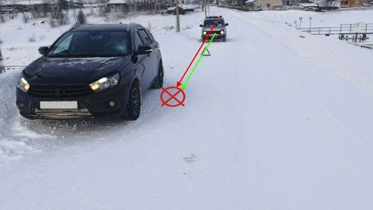 Главная картинка новости: В Коми Lada Vesta сбила пешехода на сельской дороге