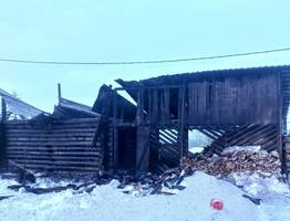 В Коми потушили пожары в хозпостройках и кладовой многоэтажки