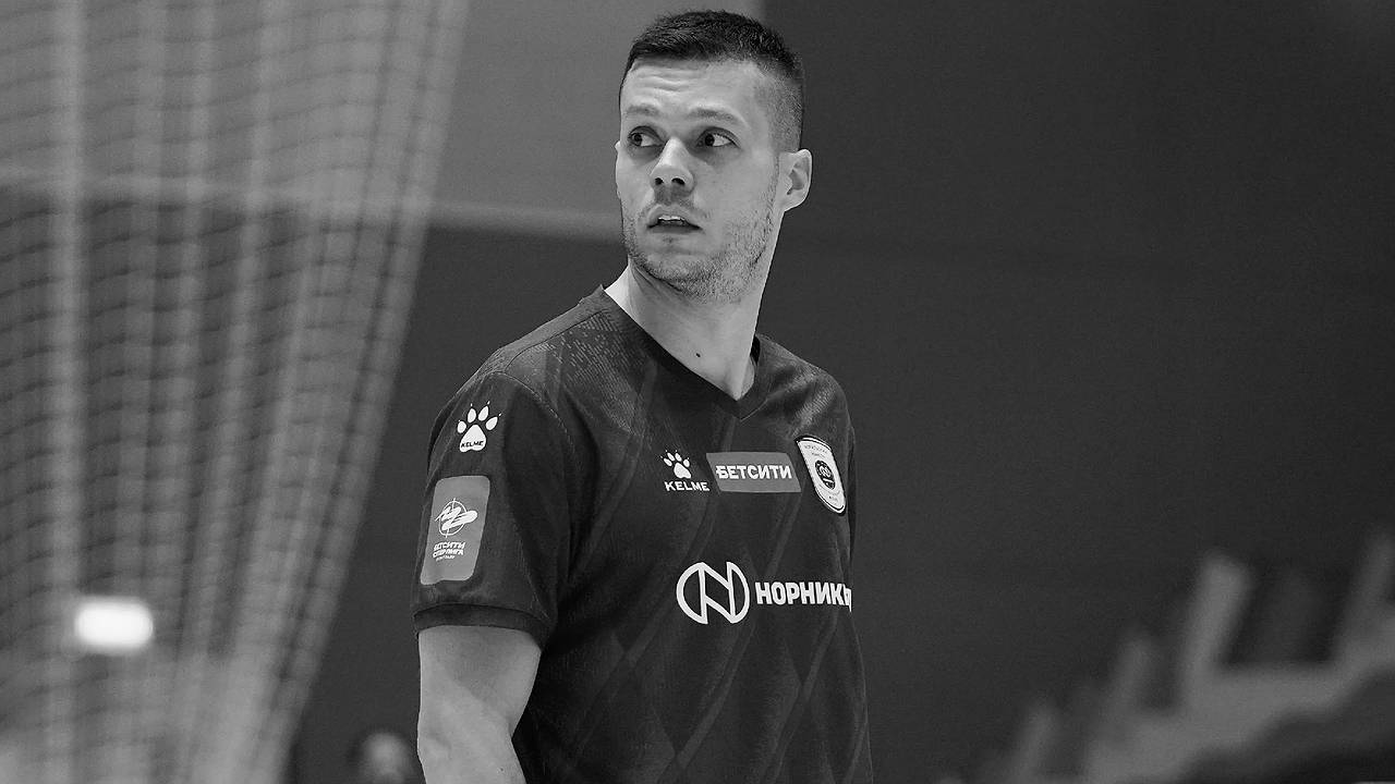 Главная картинка новости: В аэропорту в Коми после кубкового матча умер футболист