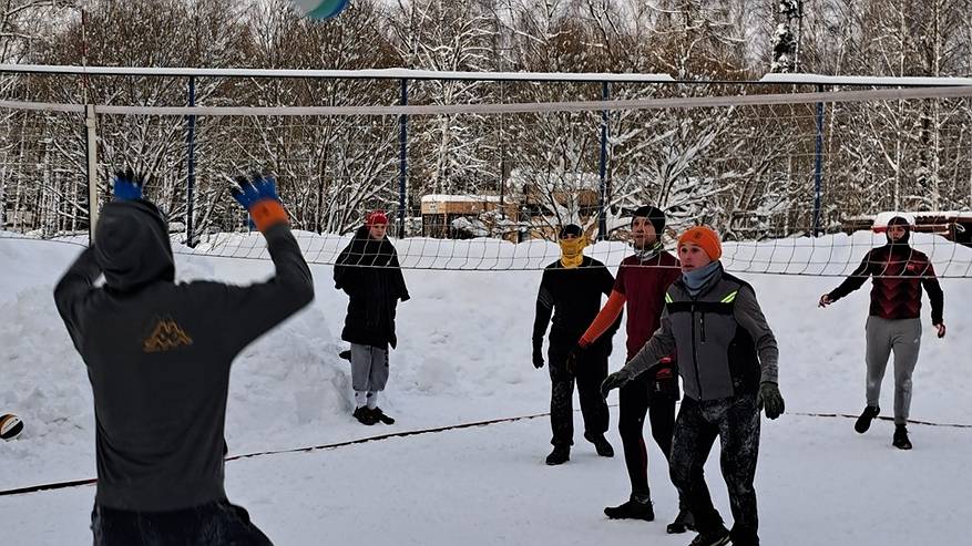 Главная картинка новости: Спортсмены Сыктывкара разыграли медали в снежном волейболе