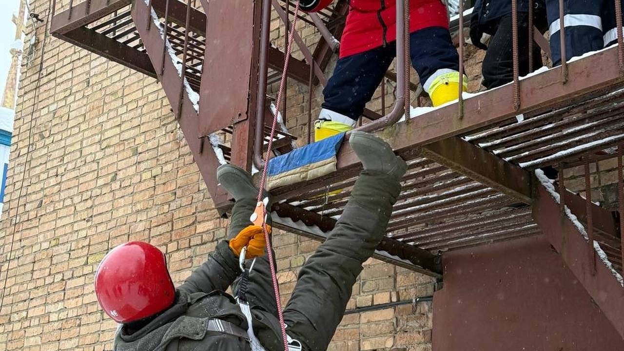 Главная картинка новости: Огнеборцы-парашютисты Коми отрабатывают навыки на "вертолете на якоре"