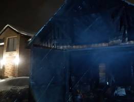 В сыктывкарском поселке пожарные отстаивали от огня гараж