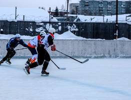 В Сыктывкаре на льду ИК-25 в товарищеском матче сошлись «Красная армия» и «Метеор»