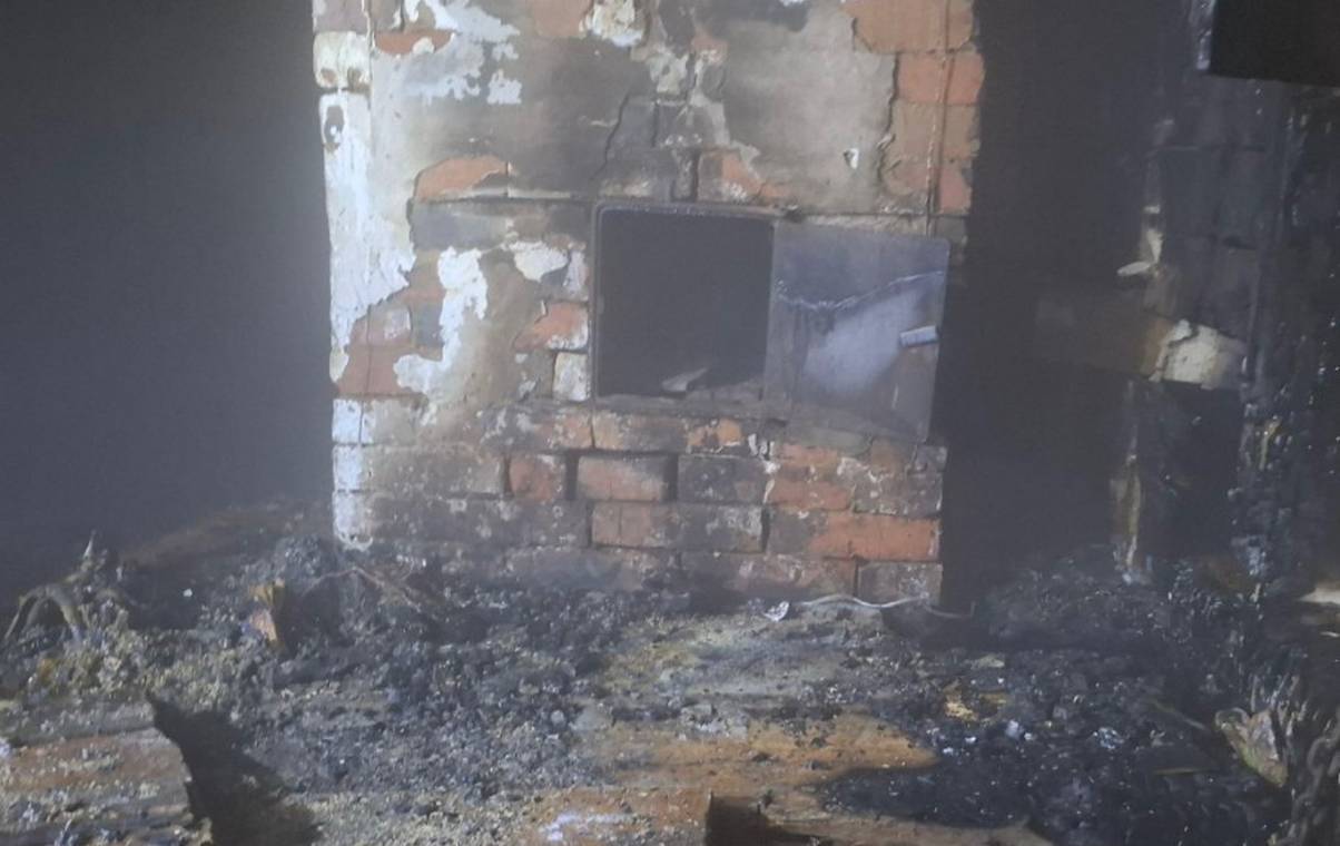 В Коми при пожаре из-за нарушения правил топки печи погиб сельчанин