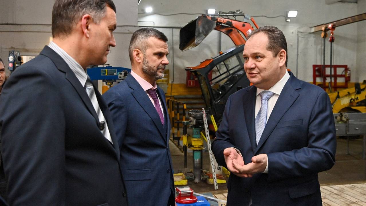 Главная картинка новости: Ремонт, качество и экономия: глава Коми поставил задачи перед дорожниками Сыктывкара