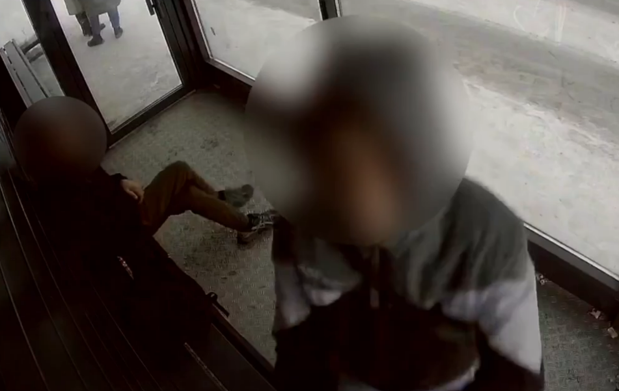 В Коми полиция нашла подростков, крушивших остановки в Краснозатонском