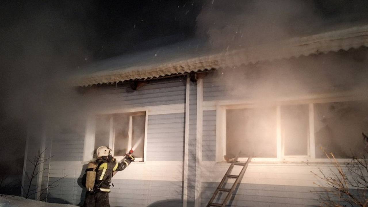 Главная картинка новости: При пожаре в многоэтажке в Сыктывкаре спасли пять человек