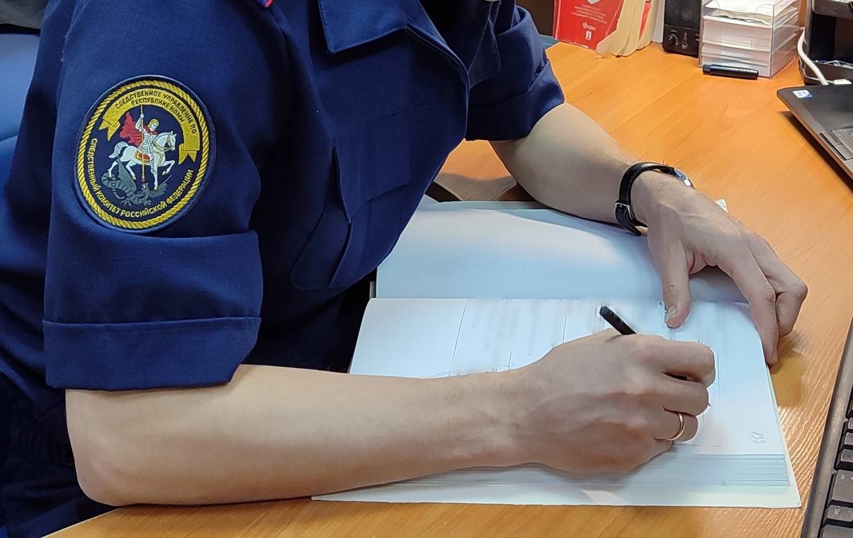 Житель Коми из ревности едва не убил односельчанина колуном