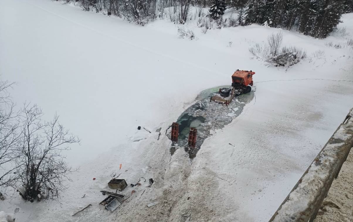 В Коми КамАЗ пробил ограждение и упал в реку