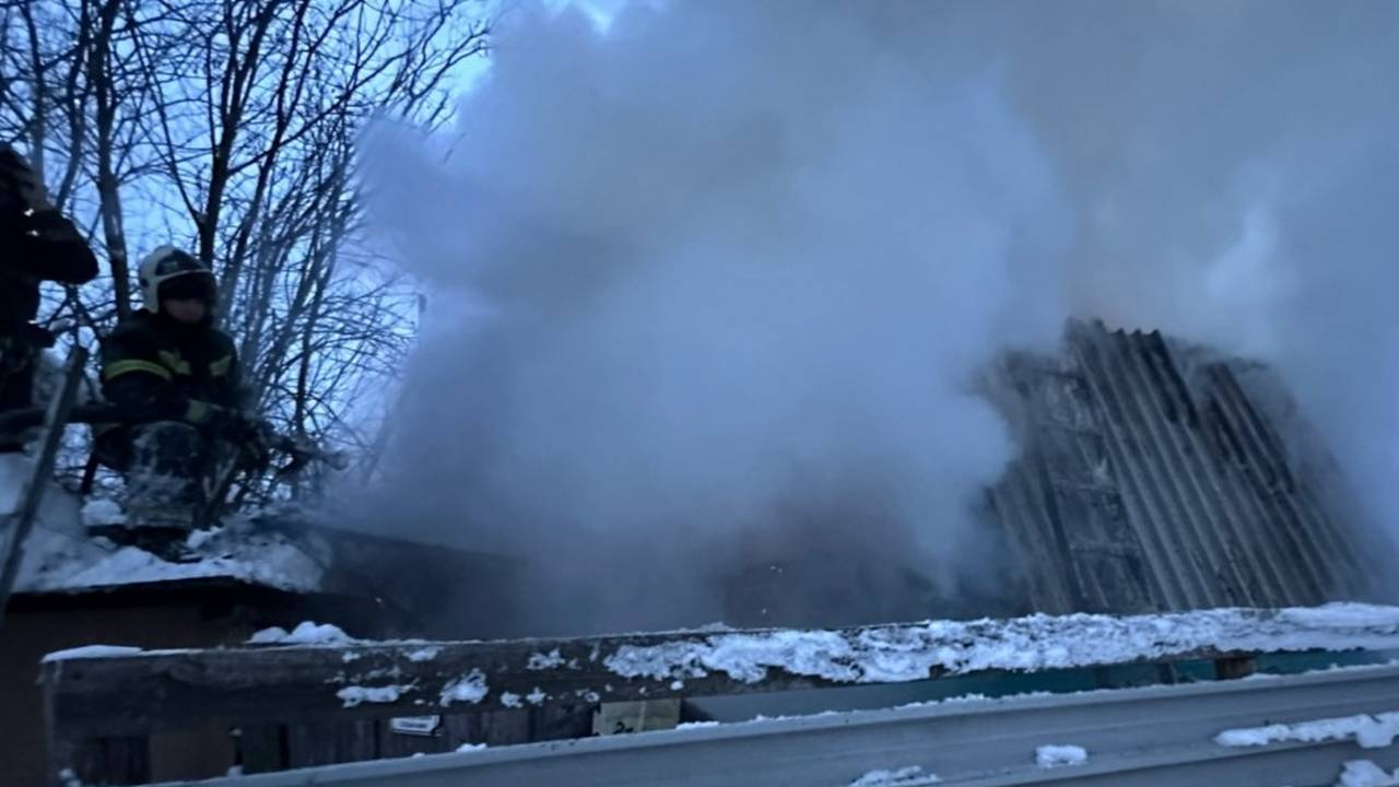 Главная картинка новости: В Коми за два дня потушили гараж, бытовку, склад, автомобиль и баню