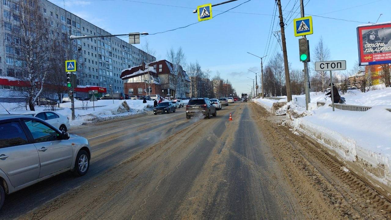 Главная картинка новости: В Сыктывкаре внедорожник сбил на зебре женщину