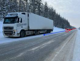 На трассе в Коми из-за несоблюдения дистанции водители "догнали" фуру и трактор