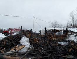 За день в Коми сгорели автомобиль, хозпостройка и баня