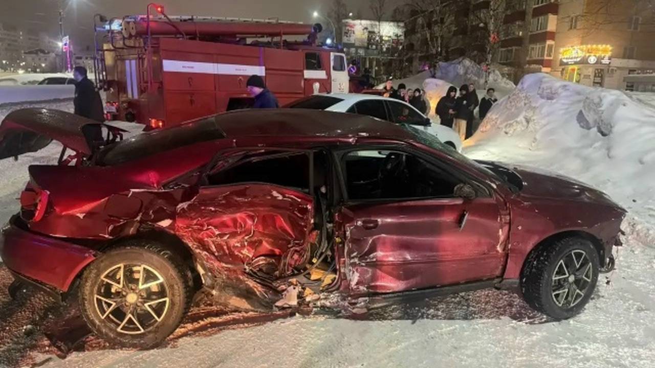 Главная картинка новости: На перекрестке в Коми в ДТП с двумя Audi пострадали водитель и пассажир