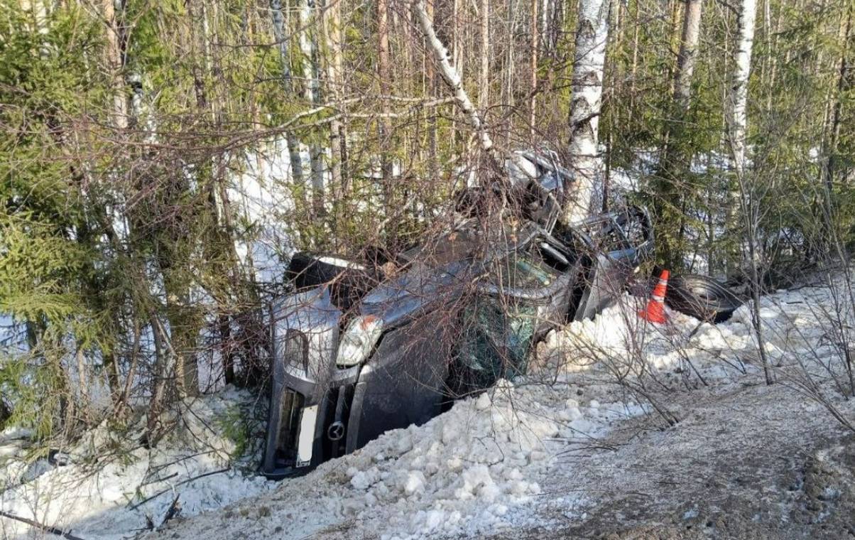 Два ДТП с Mazda в Коми: пикап улетел в кювет, а кроссовер сбил подростка на зебре