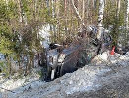 Два ДТП с Mazda в Коми: пикап улетел в кювет, а кроссовер сбил подростка на зебре