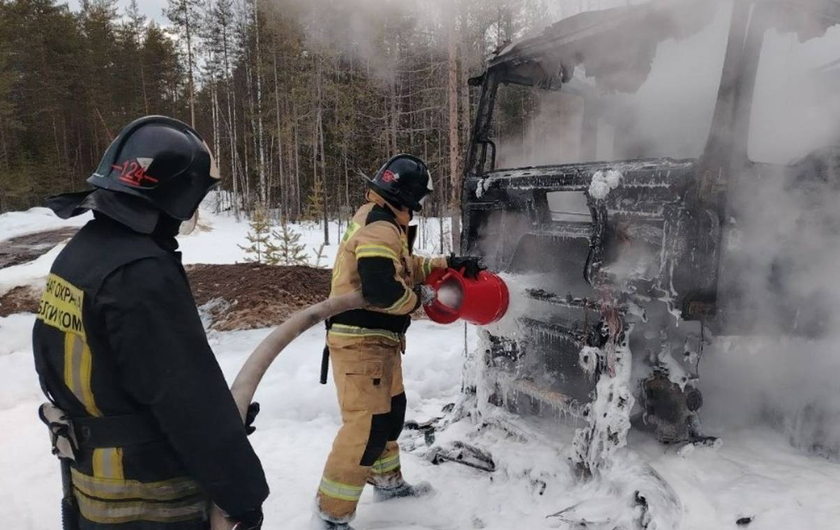 На трассе Сыктывкар — Ухта из-за проблем с электрикой сгорел грузовик