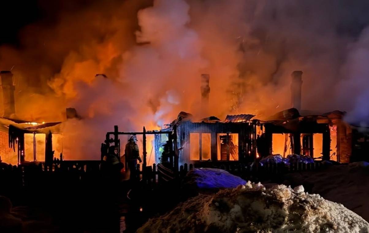 В Коми при тушении пожара в частном доме спасли двух человек