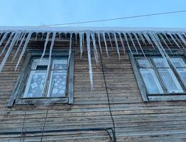 В Сыктывкаре вручили 80 предостережений за снег и сосульки на крышах