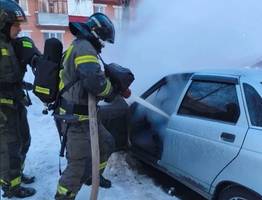 В Коми пожарные потушили легковушку, вспыхнувшую во дворе дома