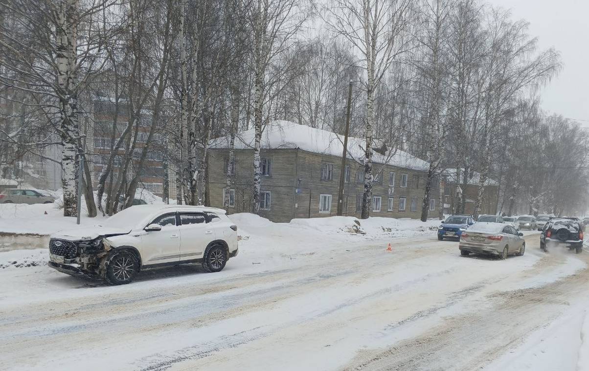 В трех авариях в Коми пострадали водитель, пешеход и пассажирка