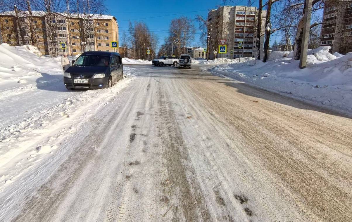 В Сыктывкаре водители не поделили перекресток, а травмы получили пассажиры